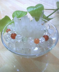 Carnelian（=red), Prenite(green),Crystals