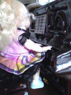 ピアノを弾くニナ