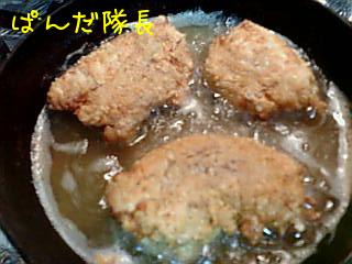 チキン揚げてます