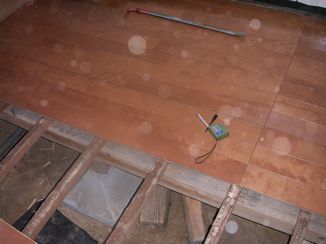 床　木屑舞うなか