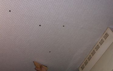 画鋲で、押さえ