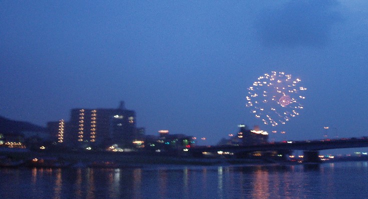 川からみる花火は最高！！