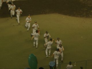 勝利のハイタッチ