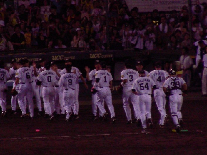 勝利のハイタッチ