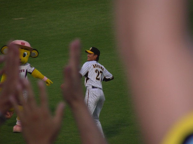 ボールを投げ入れる秋山投手