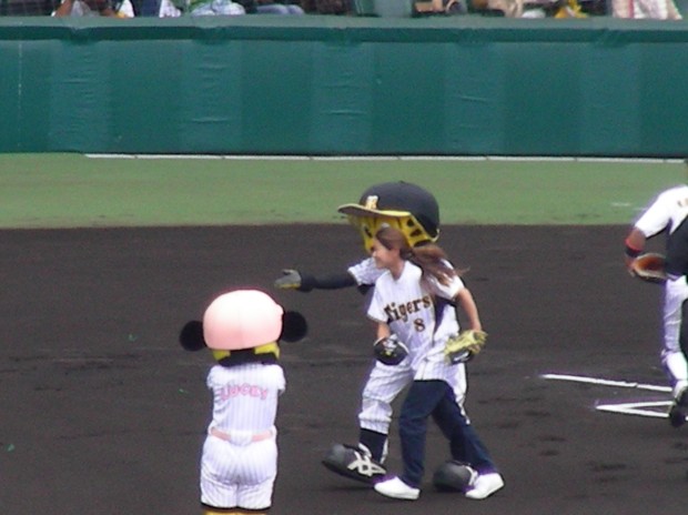 始球式はなでしこジャパンの澤選手の帰るとこ