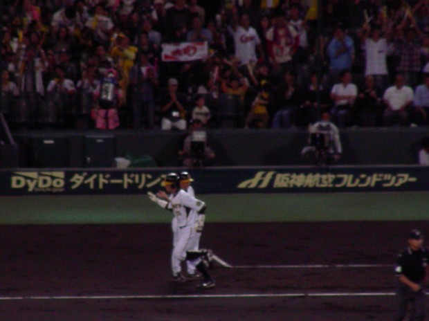 新井選手逆転スリーラン！3