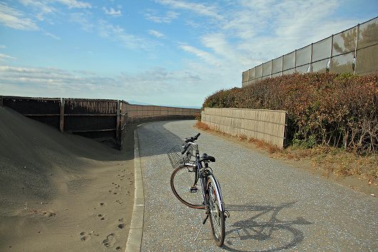 サイクリングロードと砂山