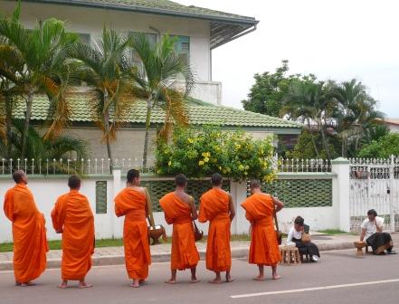 ラオスの僧侶の収入 時空の旅わくわく日記 楽天ブログ