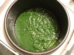 砥いだもち米の上に細かくしたヨモギを入れる