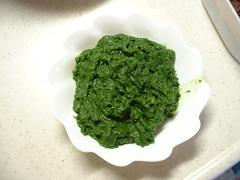 茹でたヨモギを搾ってミキサーに