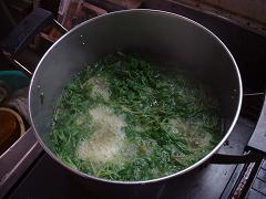 重曹を入れてヨモギを煮る