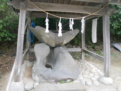 3239神社の石.JPG