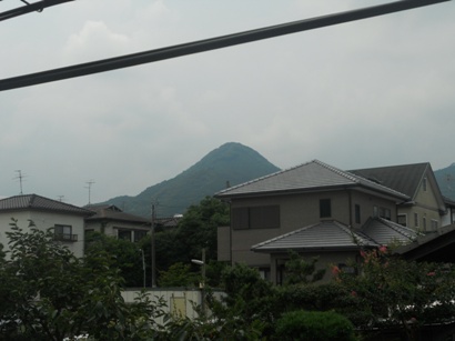 4330住宅地から飯盛山.JPG