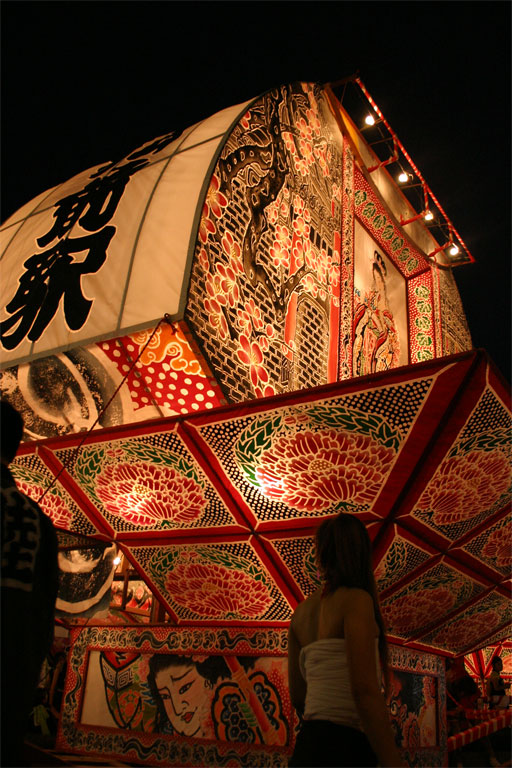 横から