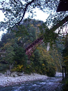 足湯から橋を見上げる