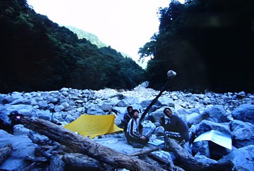 右岸のキャンプサイト