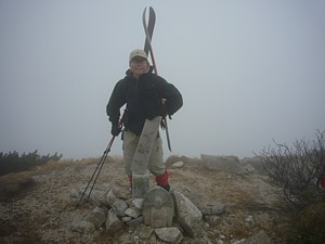 毛勝山頂はガスの中