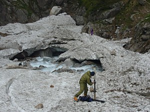 板菱上部で板を脱ぐ