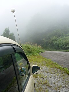 城前峠は霧の中