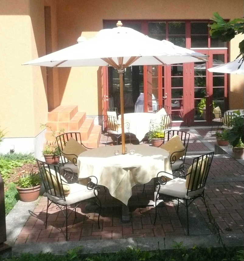 教会披露宴会場屋外