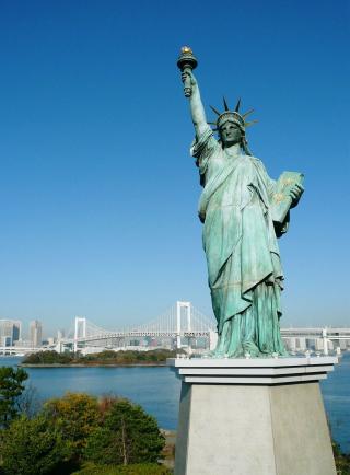 レインボーブリッジと自由の女神