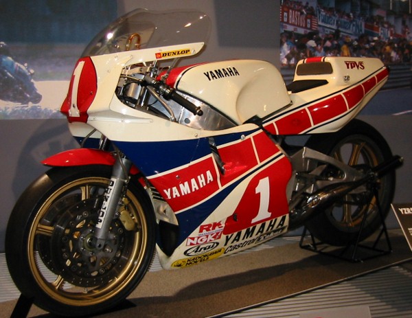 01 1984 YZR500 (OW76) ＃1 平忠彦 (600x463).jpg