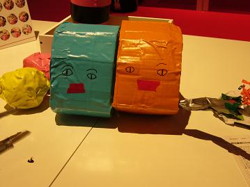 円形兄弟　腕のついているのが兄　青が弟