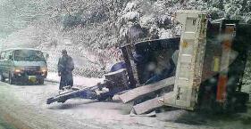 20080209大雪が降ってる途中の犬山山道での横転事故