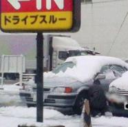 20080209大雪の為、駐車場でタイヤチェーンを装着してる