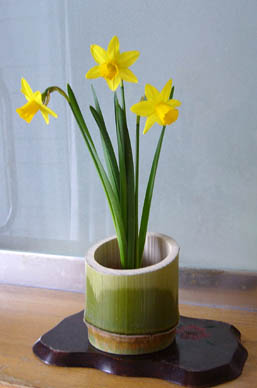 水仙と竹の花器