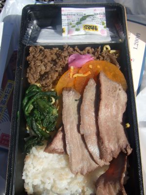 「飛騨牛しぐれ寿司」（中身・具が寄っちゃっています）