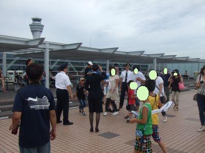 110718_ANAスタッフによる絵葉書配布