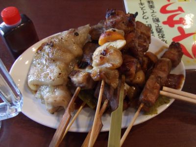 110122_7店の焼き鳥山盛り（笑）