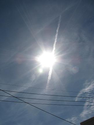 日食飛行機雲