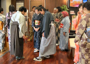 エレベーターの前