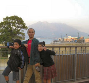 桜島をバックに