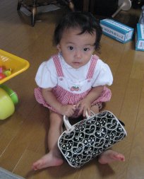 2006.10.22ピンクビーンズのバッグを持つみいちゃん