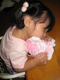 2008.8.15金魚のぬいぐるみで寝るきらちゃん