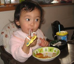 2007.2.8エジソンのお箸を使うみいちゃん