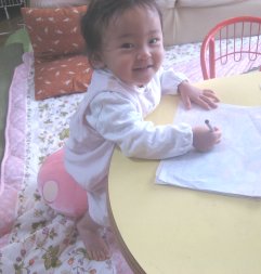 2006.12.22きのこいすに座ってお絵かき、みいちゃん