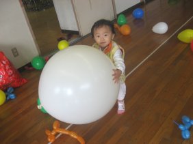 2006.12.22育児サークルクリスマス会：大きなバルーン