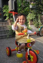 2007.5.7プレゼントの三輪車に乗るみいちゃん