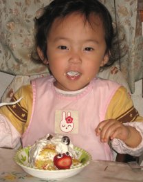 2007.5.7みいちゃん誕生日ケーキ食べてます