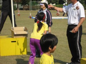 2006.10.29ひかちゃん障害物競走（ドーナツ食い）