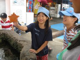 2007.8.23ヒトデを持つちいちゃん