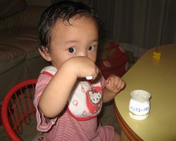 2006.10.4ヨーグルト食べるみいちゃん
