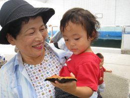 2007.8.23ヒトデ持つみいちゃん＆ばあば