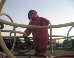 2007.1.9輪っかジャングルジムに登ったみいちゃん