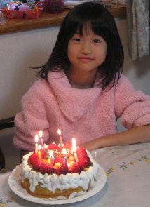 2006.12.17ろうそくを消す前のちいちゃん